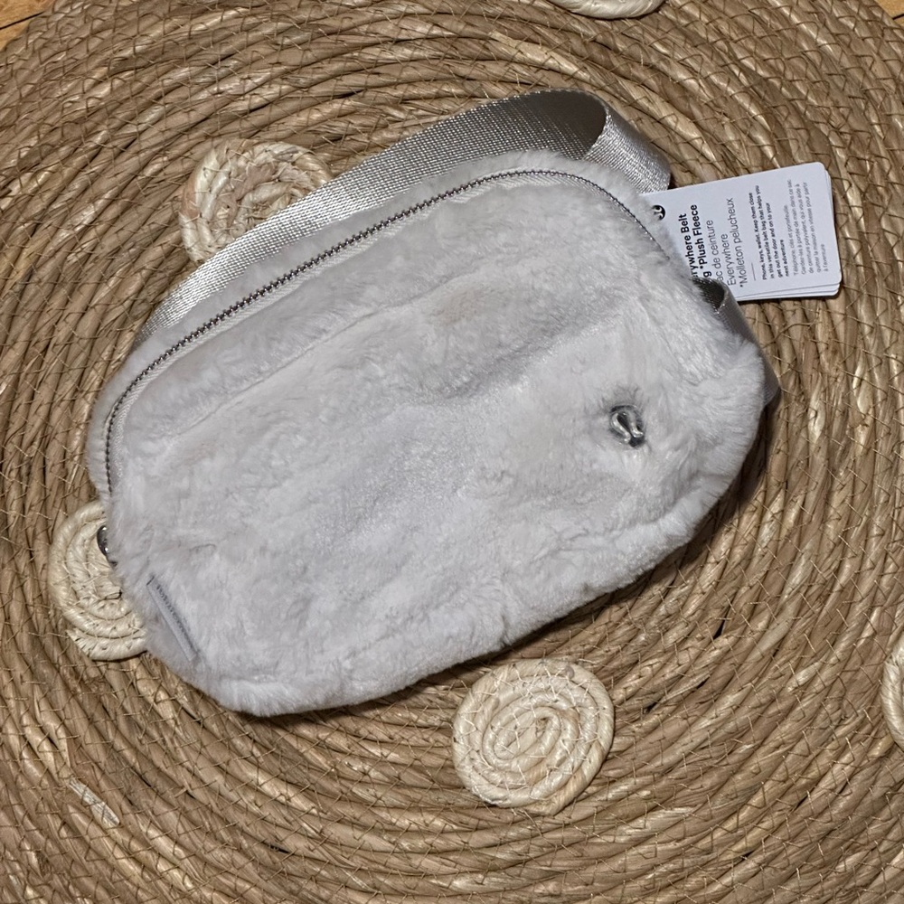 NWT Lululemon Everywhere belt bag plush fleece - Picture 2 of 4